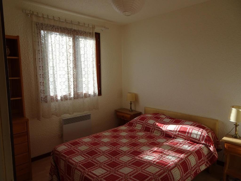 Postel nebo postele na pokoji v ubytování Les Sorbiers - Grand T4 ensoleillé avec Vue Panoramique