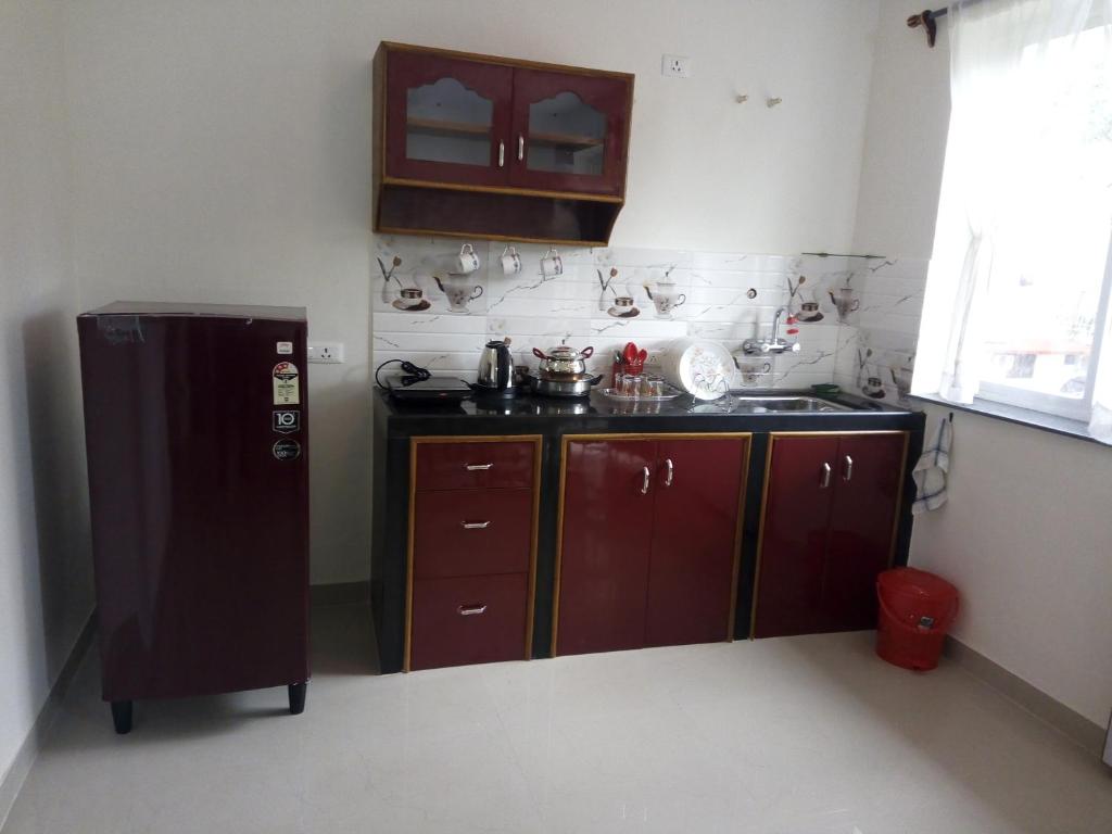 a small kitchen with a refrigerator and a sink at Casberly Apartment in Varca