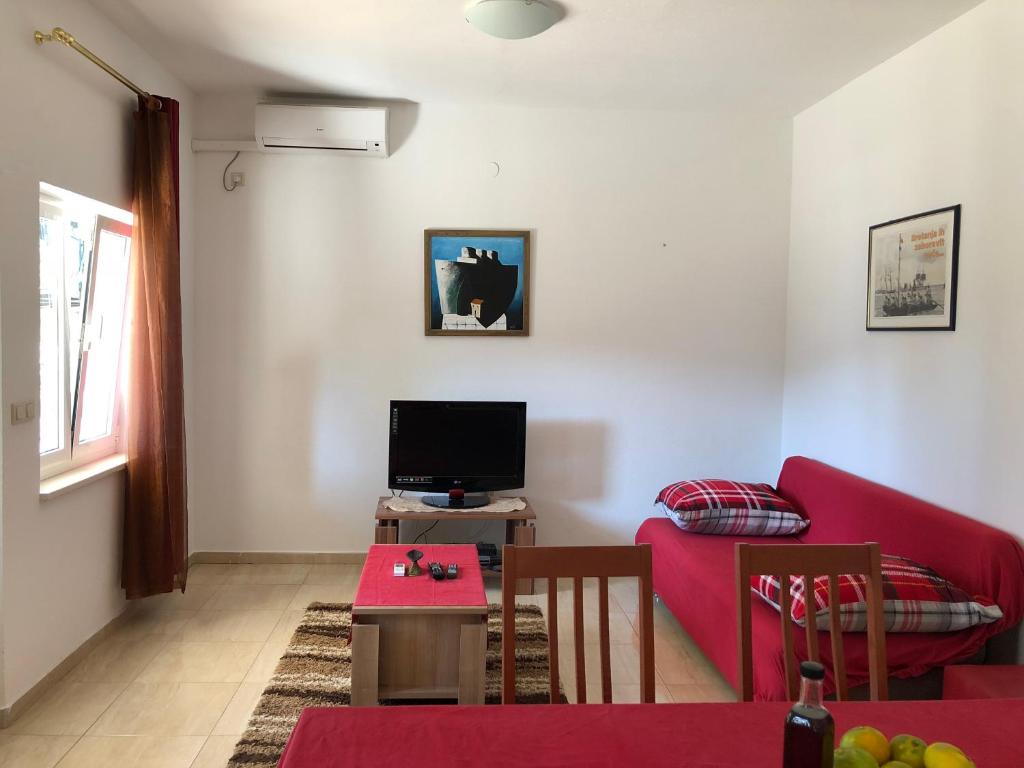 Televízia a/alebo spoločenská miestnosť v ubytovaní Apartment Villa Nikola