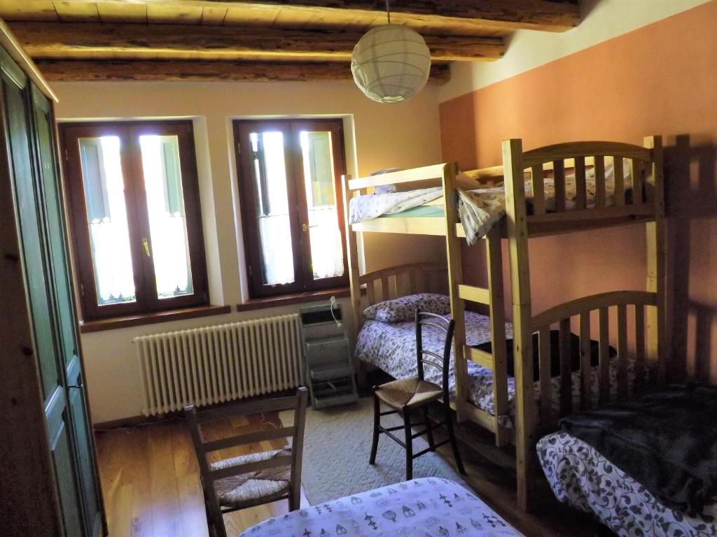 Zimmer mit 2 Etagenbetten und 2 Fenstern in der Unterkunft B&b Col del Vin in Belluno
