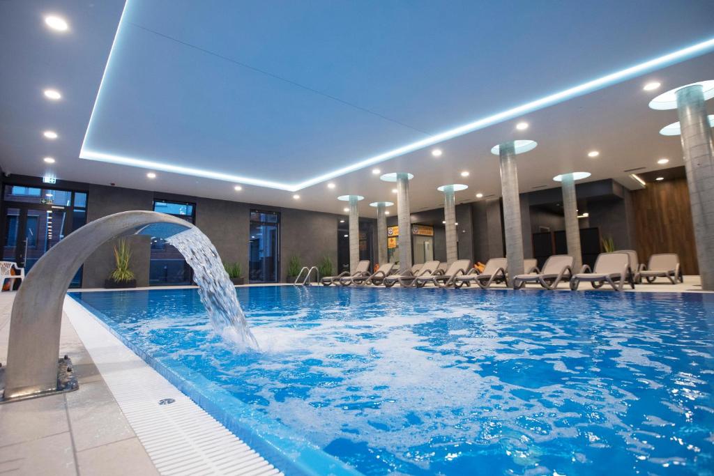 コウォブジェクにあるApartament Sedina E306 Park Polankiのホテル内の水のプールを提供しています。