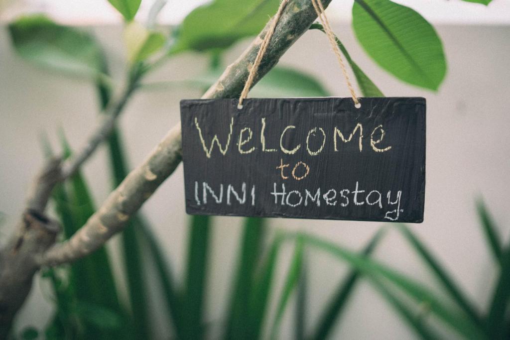 マランにあるINNI Homestayの木からぶら下がる家庭を歓迎する印