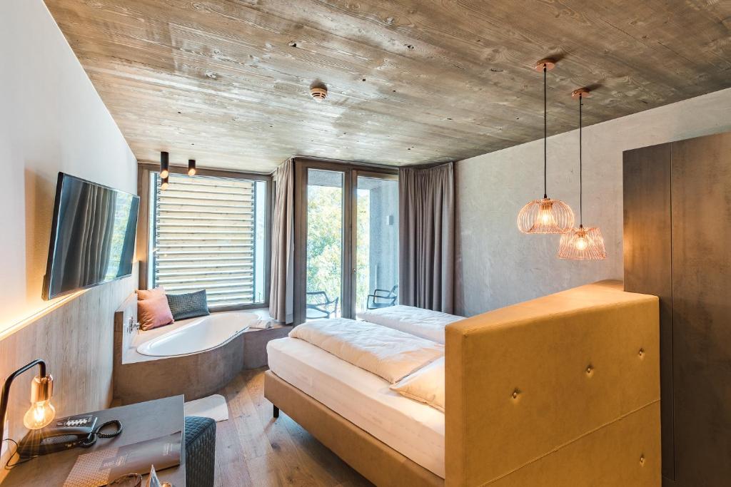 Postel nebo postele na pokoji v ubytování Seehotel Einwaller - adults only