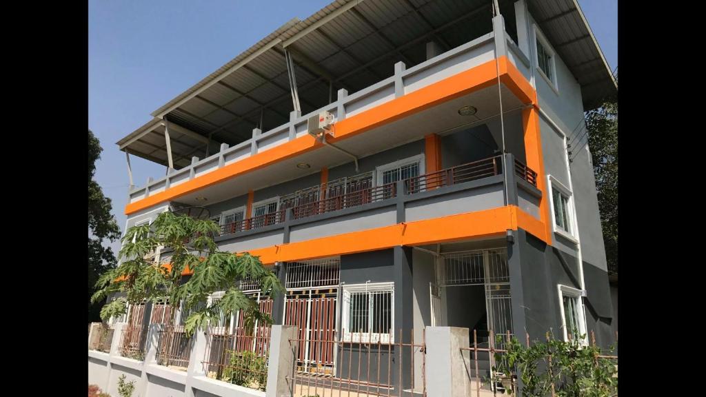 un edificio arancione e grigio con balcone di BIG BEN Residence a Kaeng Khoi