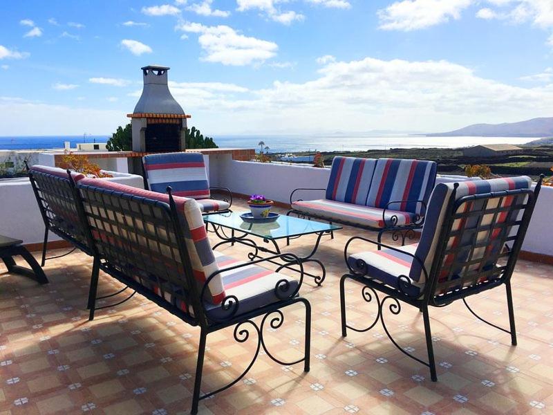 un grupo de sillas y una mesa en un patio en Casa Tara en Mácher