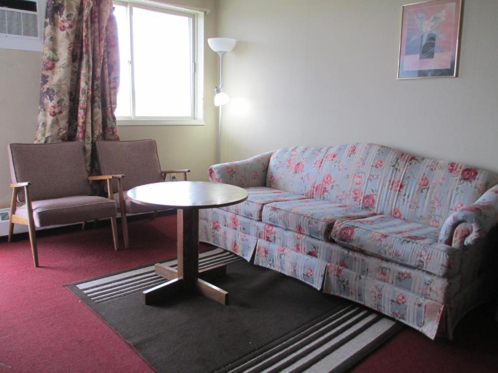 Newburg Inn Motel - Queen Room
