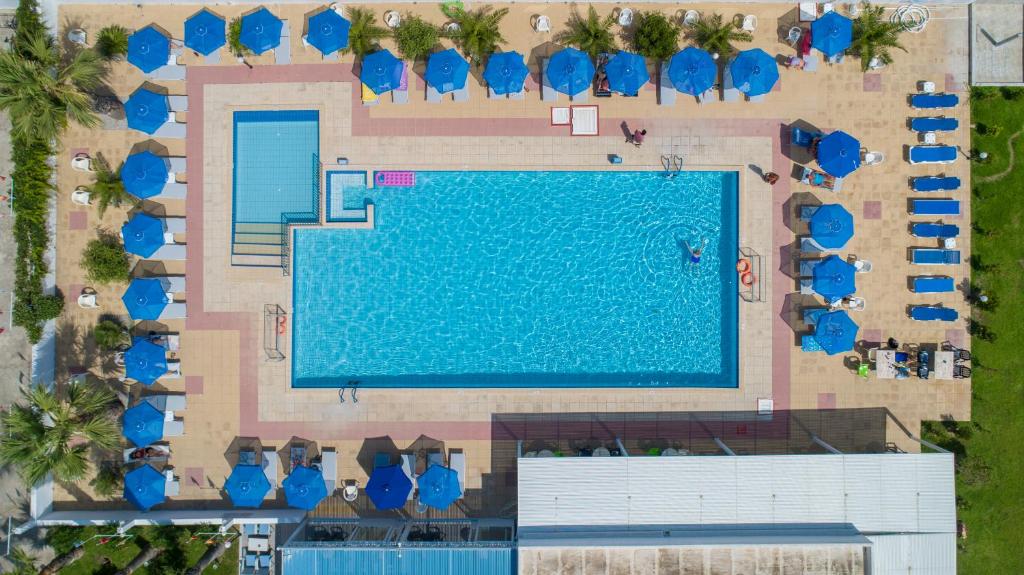 an overhead view of a swimming pool at a resort at Tropical Sol in Tigaki