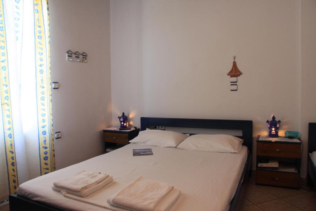 Postel nebo postele na pokoji v ubytování Smaragda Rooms & Studios