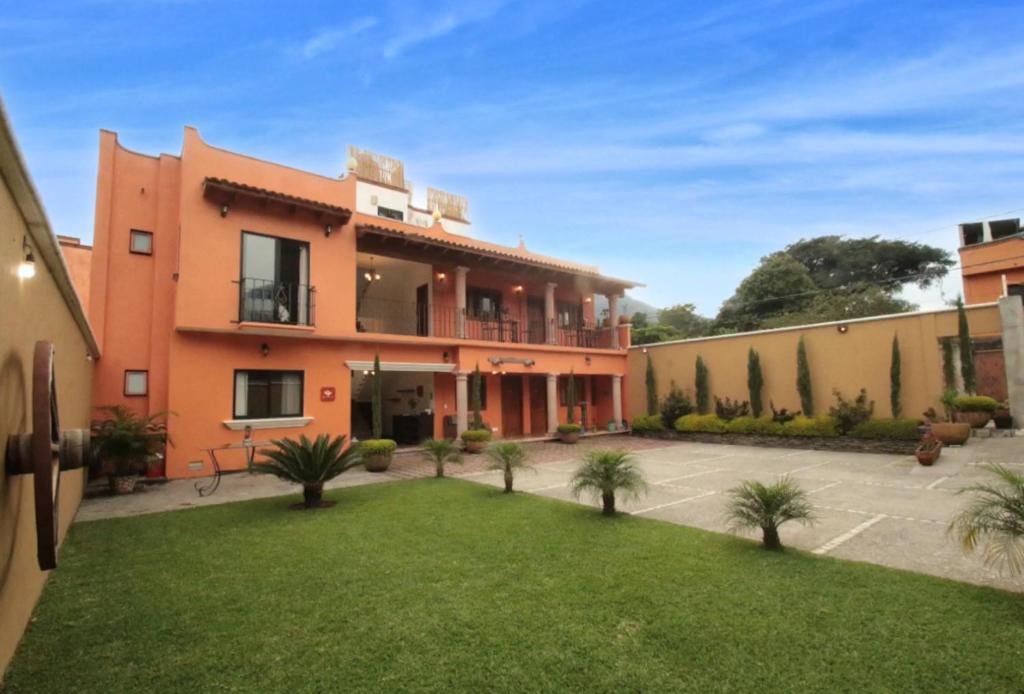 Posada Hacienda Real في تيبوزتلان: اطلالة خارجية على منزل مع ساحة