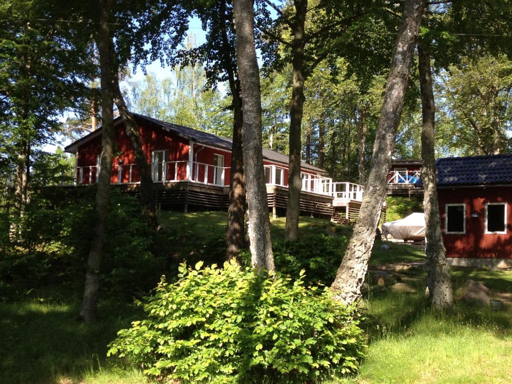 HästvedaにあるPrivate Country Houseの木々が茂る大きな赤い小屋