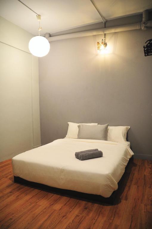 Postel nebo postele na pokoji v ubytování GRAYHAUS SOHO Ipoh