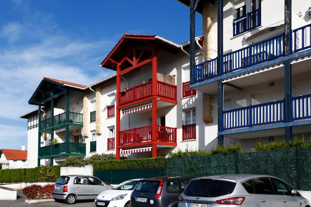 ein Gebäude mit davor geparkt in der Unterkunft Luxury apartment with sea view in Hendaye (France) in Hendaye