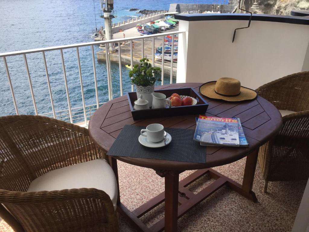un tavolo con vassoio di cibo sul balcone di Apartamento Playa San Marcos a Icod de los Vinos