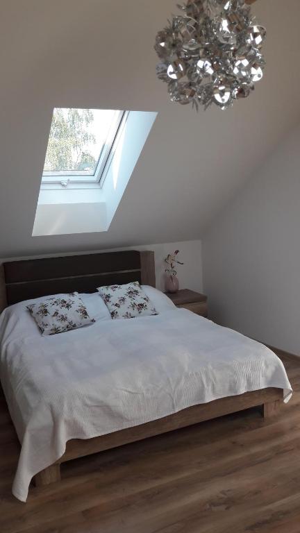 Rúm í herbergi á Apartmán ZA-KA 1 ubytování Litovel