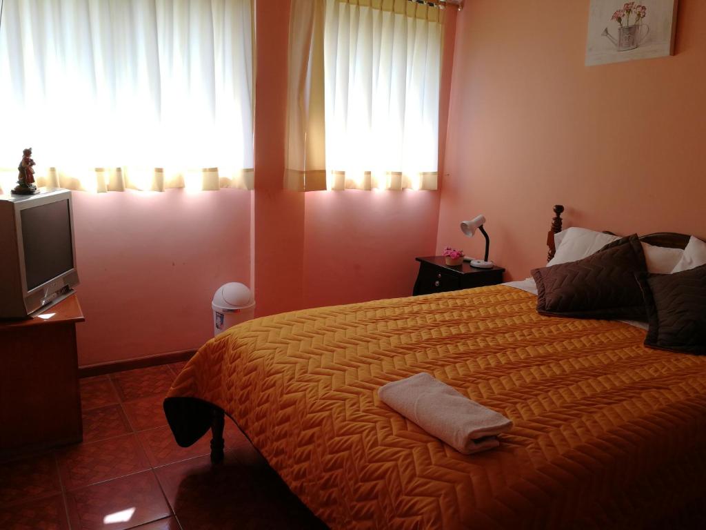 Postel nebo postele na pokoji v ubytování Chapelet Hostal