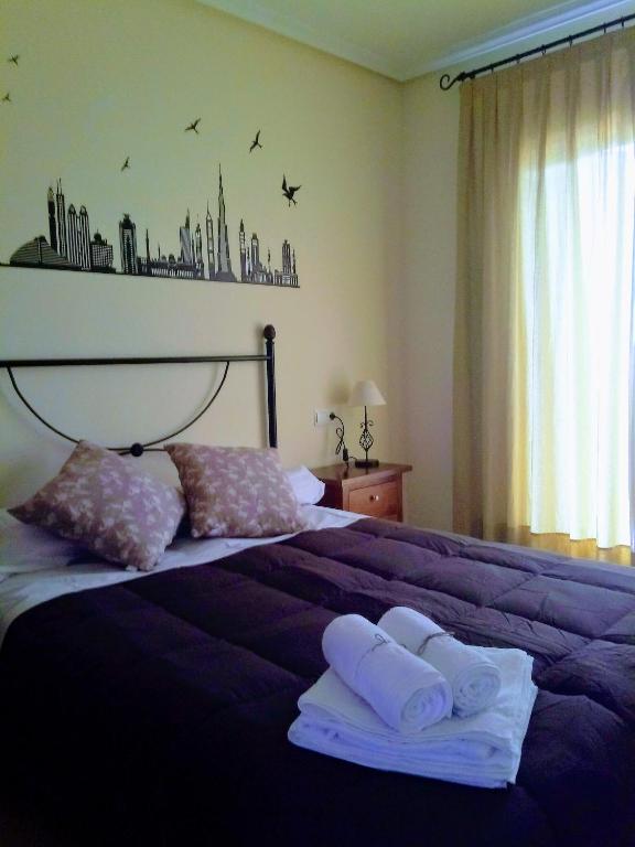 sypialnia z dużym łóżkiem z ręcznikami w obiekcie Home Star Ii w mieście Vera