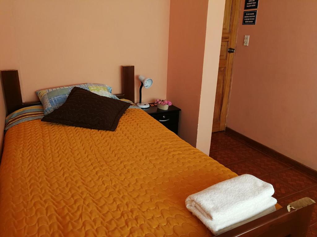 Postel nebo postele na pokoji v ubytování Chapelet Hostal