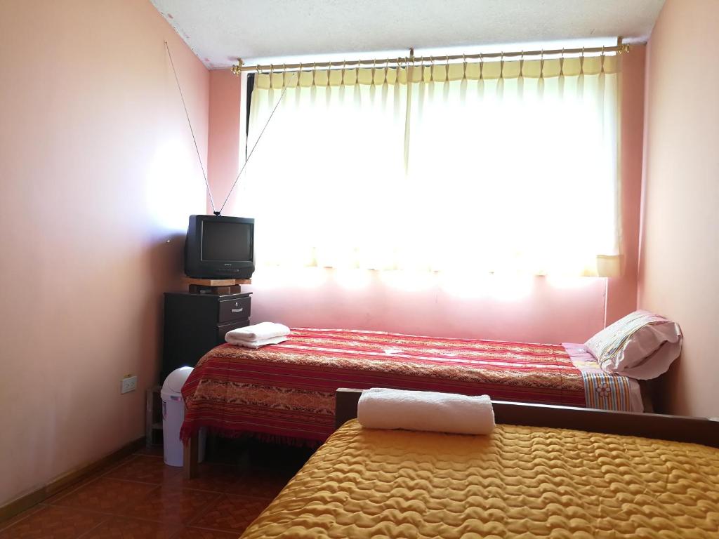Postel nebo postele na pokoji v ubytování Chapelet Hostal