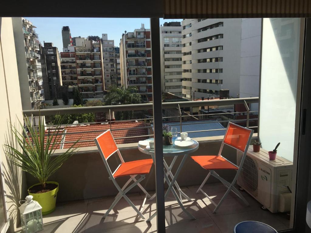 balcón con mesa y sillas en 629 Serrano en Buenos Aires