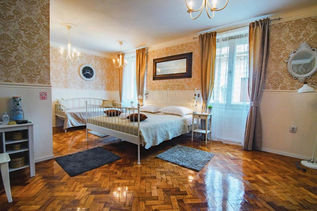 Postel nebo postele na pokoji v ubytování Mama's and Papa's Luxury Rooms
