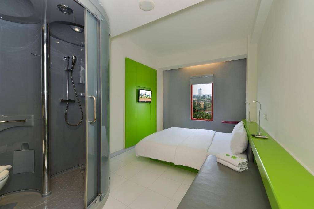 Postel nebo postele na pokoji v ubytování POP! Hotel BSD City Tangerang