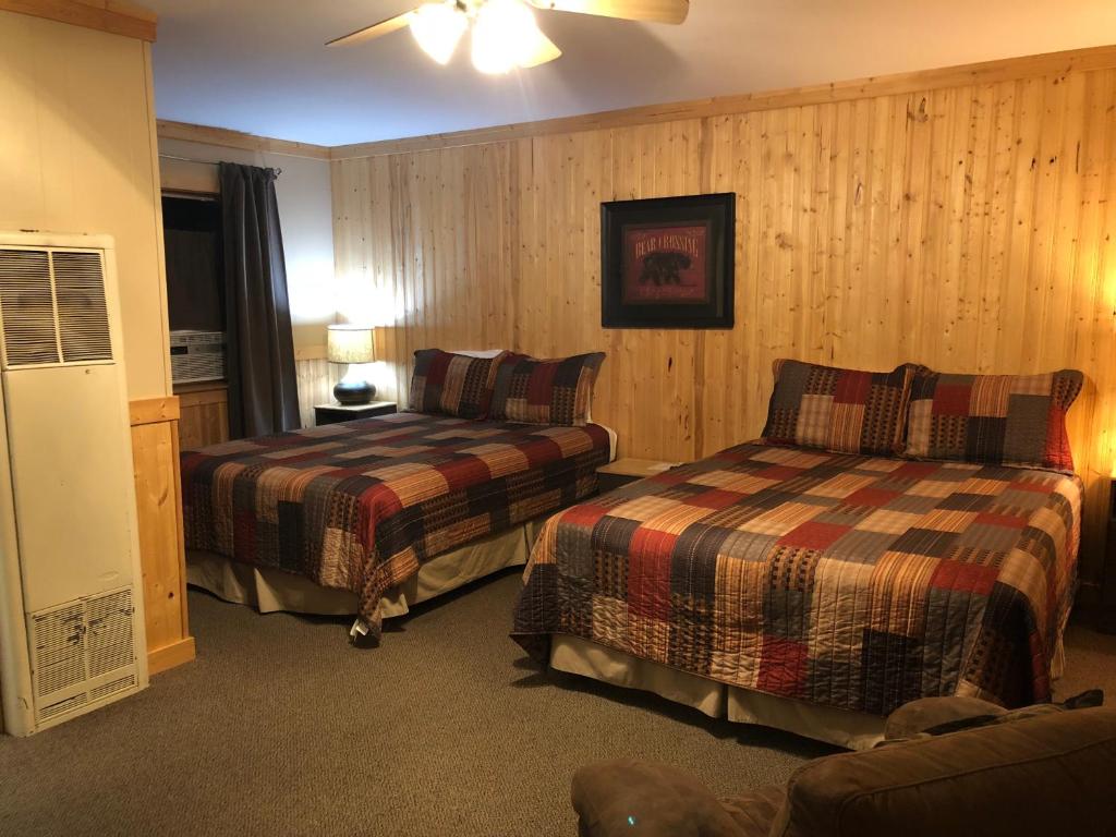 Postel nebo postele na pokoji v ubytování Red Lodge Inn