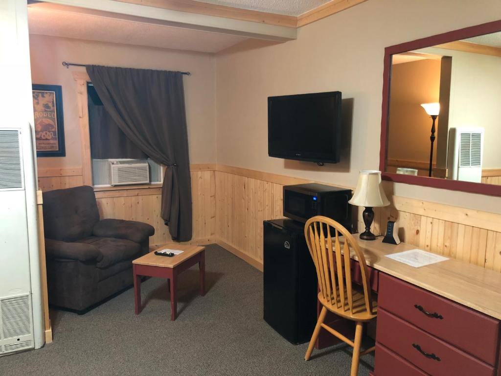 TV a/nebo společenská místnost v ubytování Red Lodge Inn