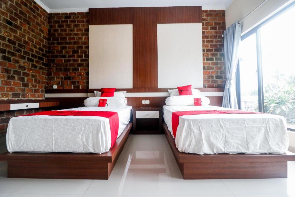 Postel nebo postele na pokoji v ubytování RedDoorz Plus near Kualanamu Airport Medan