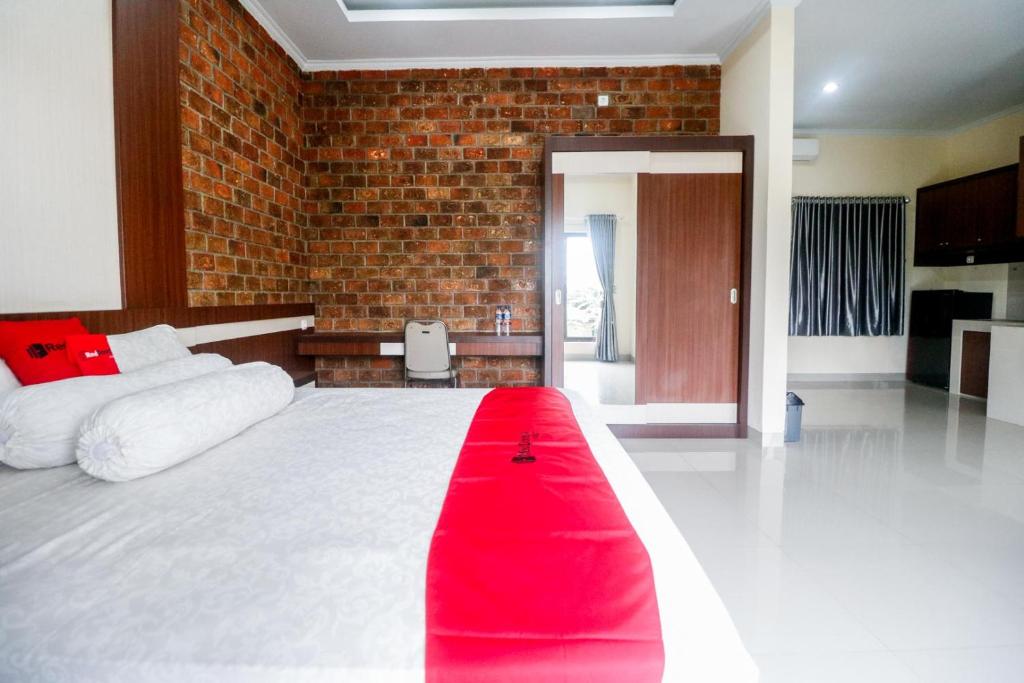 Postel nebo postele na pokoji v ubytování RedDoorz Plus near Kualanamu Airport Medan