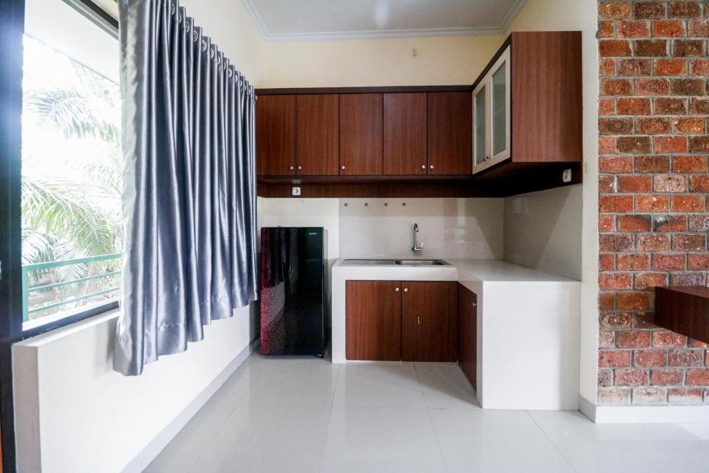 Kuchyň nebo kuchyňský kout v ubytování RedDoorz Plus near Kualanamu Airport Medan