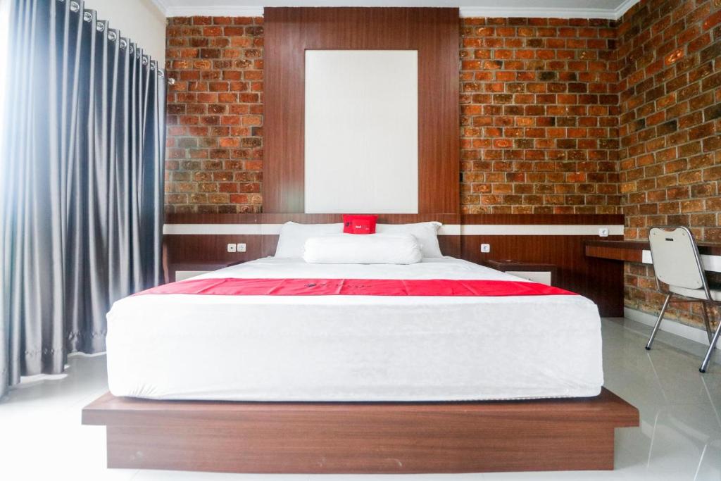 Tempat tidur dalam kamar di RedDoorz Plus near Kualanamu Airport