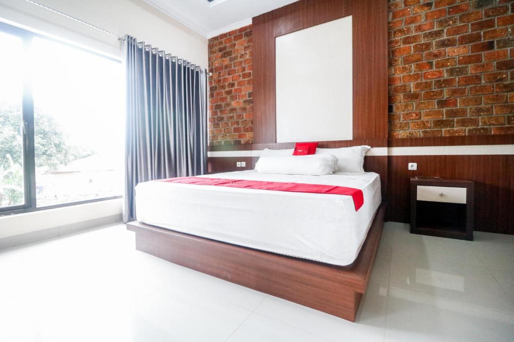 Postel nebo postele na pokoji v ubytování RedDoorz Plus near Kualanamu Airport Medan