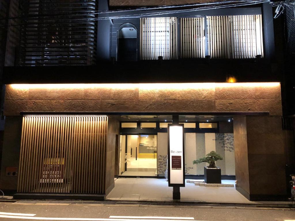 uma entrada para um edifício com uma placa em frente em Hotel Be-zen shimanouchi em Osaka
