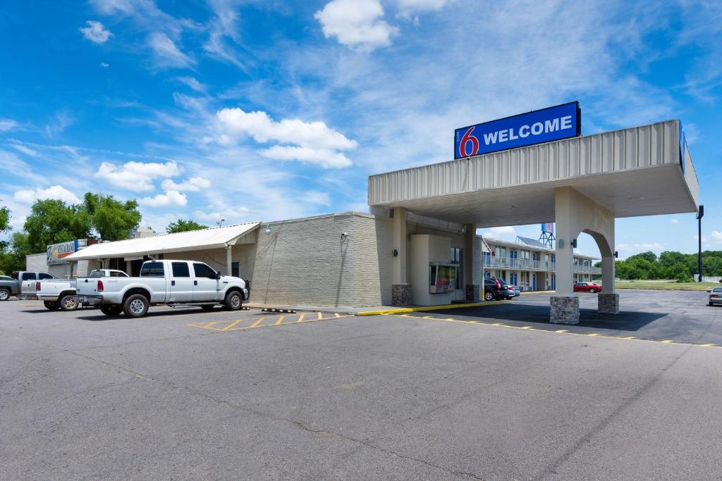 ein LKW, der vor einer Tankstelle parkt in der Unterkunft Motel 6-Van Buren, AR I- 40 in Van Buren