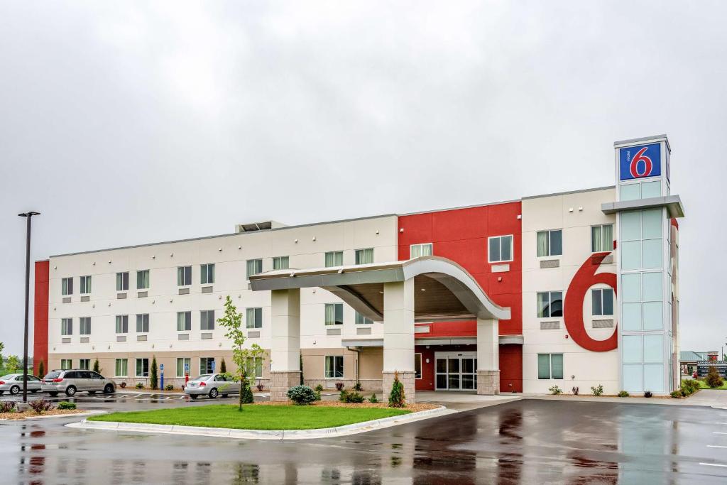 um edifício de hotel com um sinal de c dólar em Motel 6-Mankato, MN em Mankato