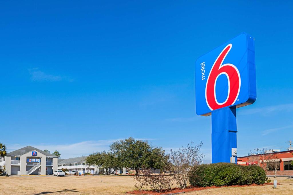 ein Schild für eine Tankstelle auf einem Parkplatz in der Unterkunft Motel 6-Bay Saint Louis, MS in Bay Saint Louis