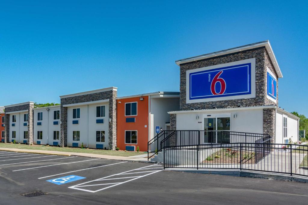 un bâtiment avec un panneau dans un parking dans l'établissement Motel 6-White, GA - Cartersville, à White