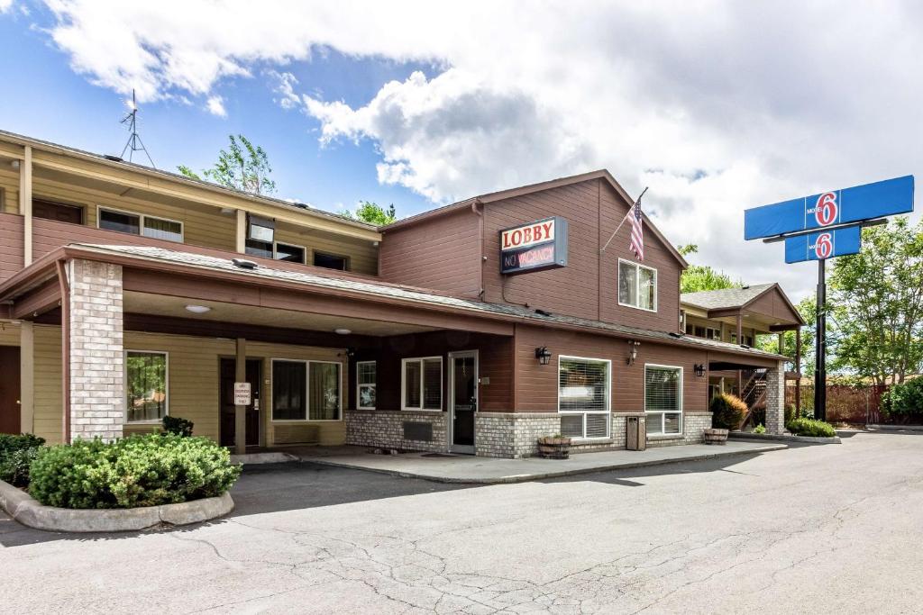 ein Hotel mit einem Schild davor in der Unterkunft Motel 6-Yakima, WA - Downtown in Yakima
