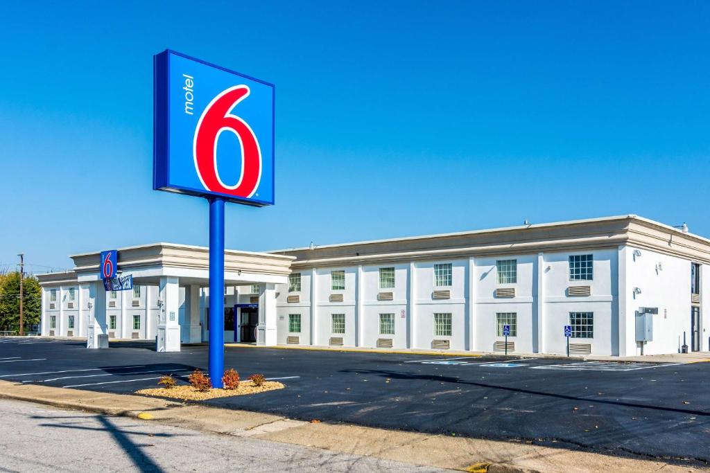 un edificio con un letrero número seis delante de él en Motel 6-Petersburg, VA - Fort Lee en Petersburg