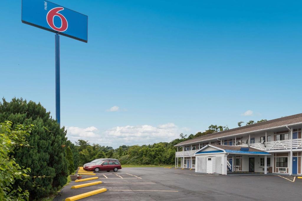 un coche aparcado en un aparcamiento frente a un hotel en Motel 6-Parkersburg, WV en Parkersburg