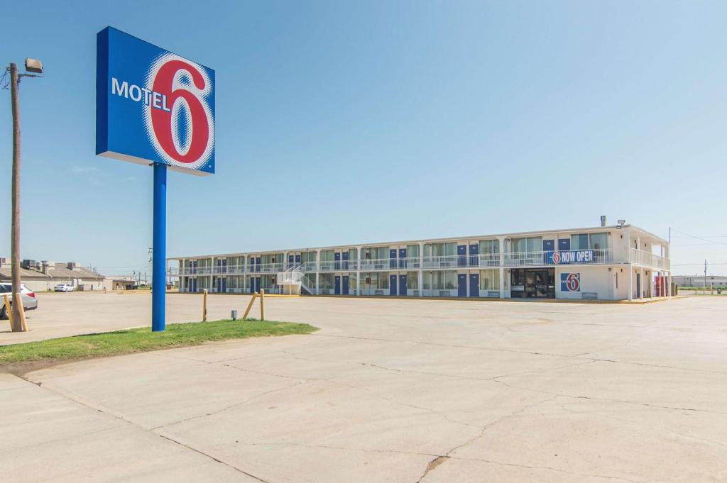 una señal frente a un gran edificio en Motel 6-Liberal, KS, en Liberal