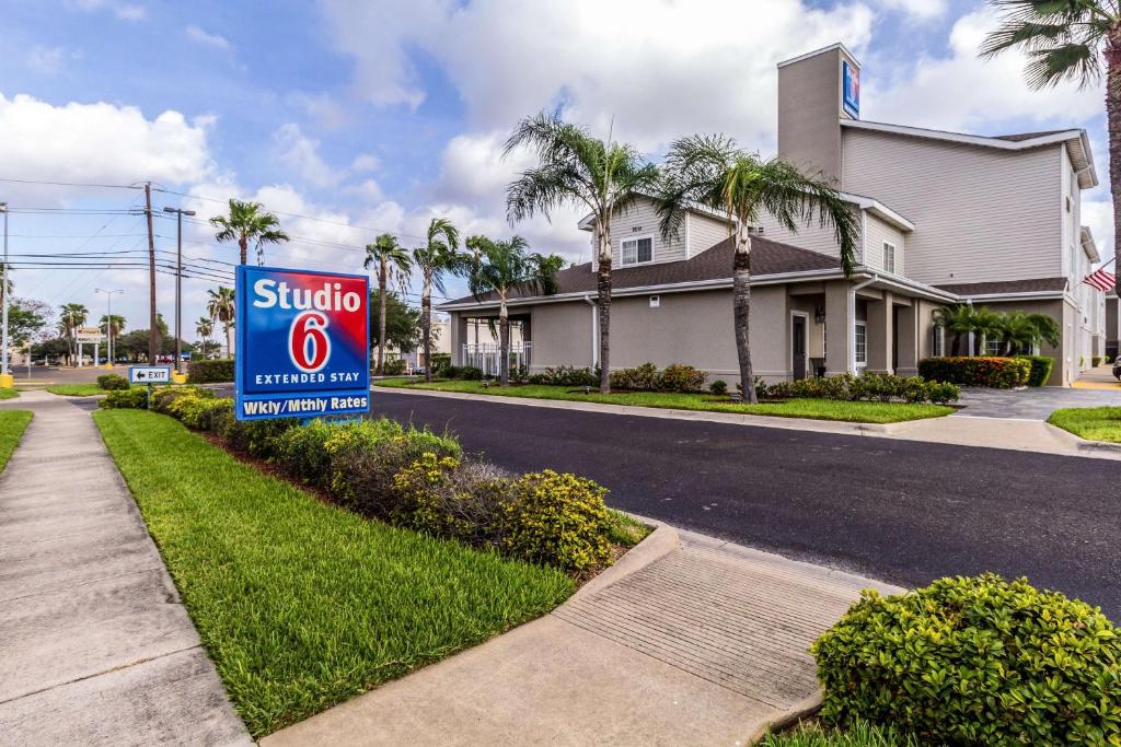 un panneau devant une maison dans une rue dans l'établissement Studio 6-Mcallen, TX, à McAllen