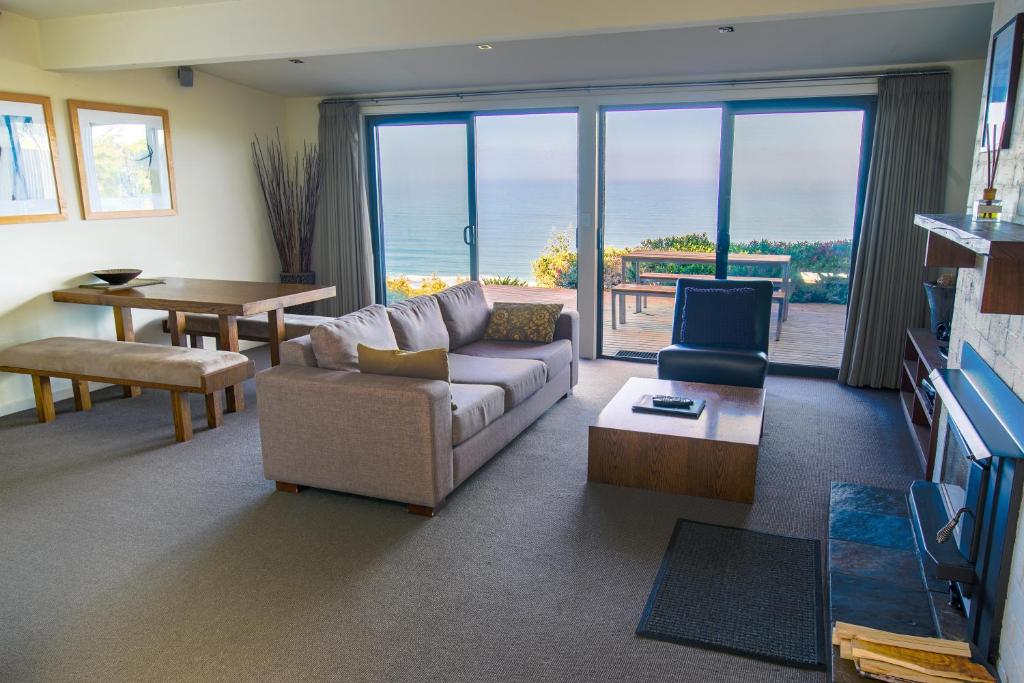 Posezení v ubytování Beacon Point Ocean View Villas