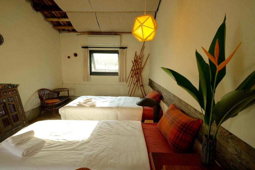 Postel nebo postele na pokoji v ubytování 香蕉與黑膠 Yellow And Black Guest House