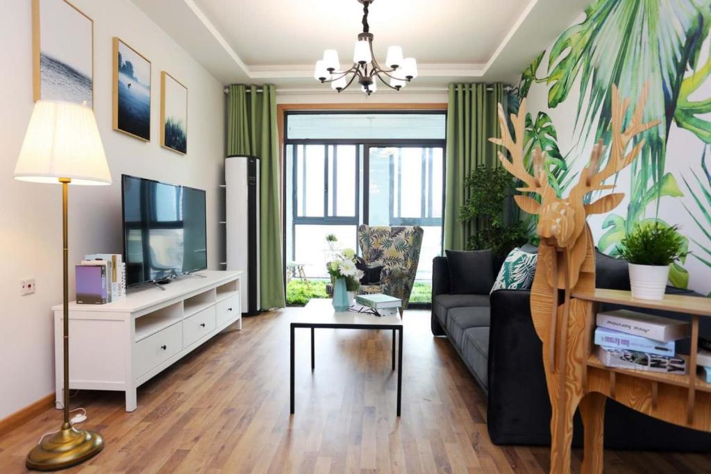 sala de estar con sofá y TV en Hefei Binhu New District·Yungu Road Subway Station· Locals Apartment 00129790, en Tangxi