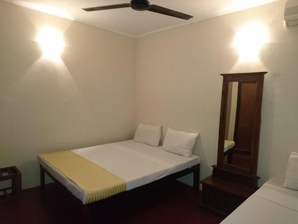 Postel nebo postele na pokoji v ubytování Shiva Rest Katharagama