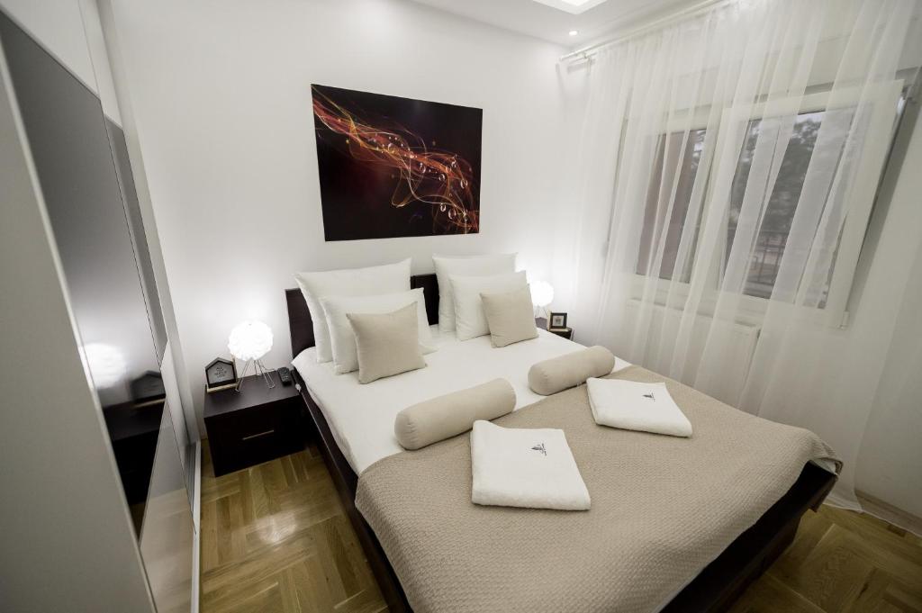 Postel nebo postele na pokoji v ubytování CENTAR Lux