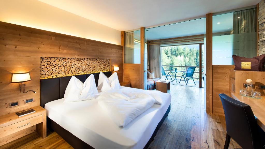 Postel nebo postele na pokoji v ubytování Hotel Albion Mountain Spa Resort Dolomites