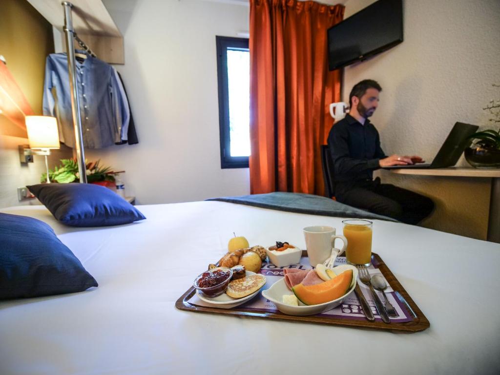 Jídlo v hotelu nebo okolí