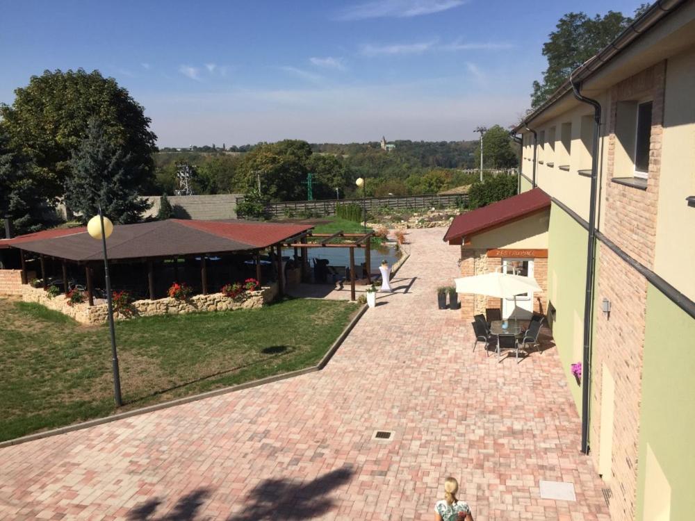 - une vue sur une passerelle en briques à côté d'un bâtiment dans l'établissement Hotel Dvůr, à Krnsko